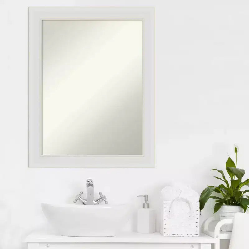 Miroir mural étroit de 22" x 28", cadre blanc cassé, style moderne