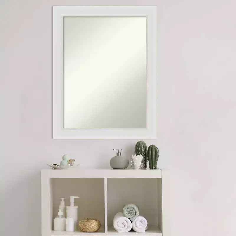 Miroir mural étroit de 22" x 28", cadre blanc cassé, style moderne