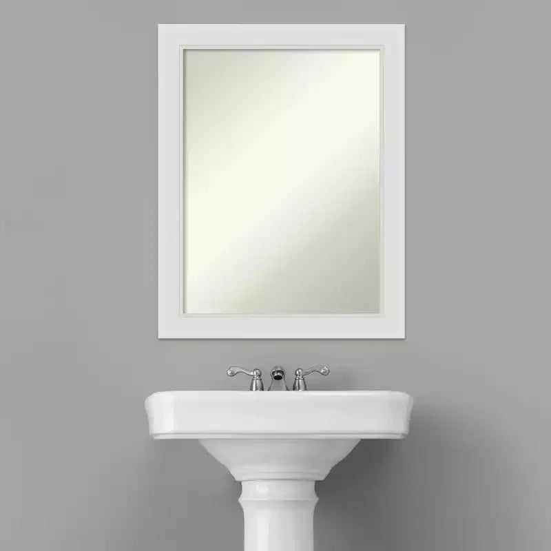 Miroir mural étroit de 22" x 28", cadre blanc cassé, style moderne