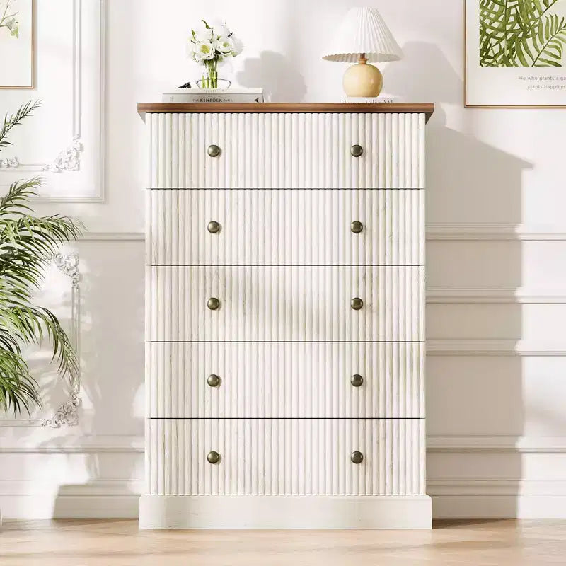 Commode haute à 5 tiroirs pour chambre à coucher, commode verticale cannelée, commode de rangement en bois avec poignées, commode peu encombrante pour appartement ou chambre d'amis