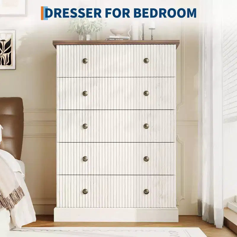 Commode haute à 5 tiroirs pour chambre à coucher, commode verticale cannelée, commode de rangement en bois avec poignées, commode peu encombrante pour appartement ou chambre d'amis