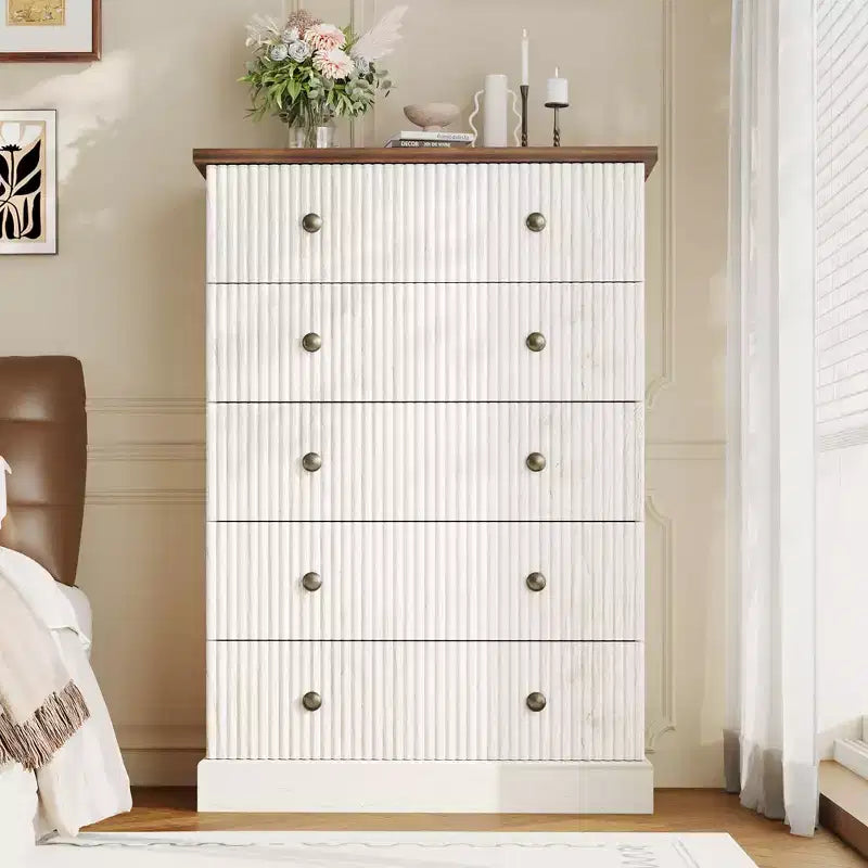 Commode haute à 5 tiroirs pour chambre à coucher, commode verticale cannelée, commode de rangement en bois avec poignées, commode peu encombrante pour appartement ou chambre d'amis