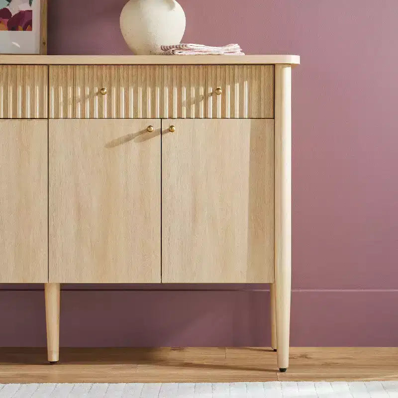 Buffet en bois cannelé moderne de 58 po avec rangement, 4 portes et 2 tiroirs