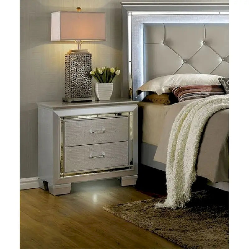 1 table de chevet argentée, table de nuit, lumière DEL