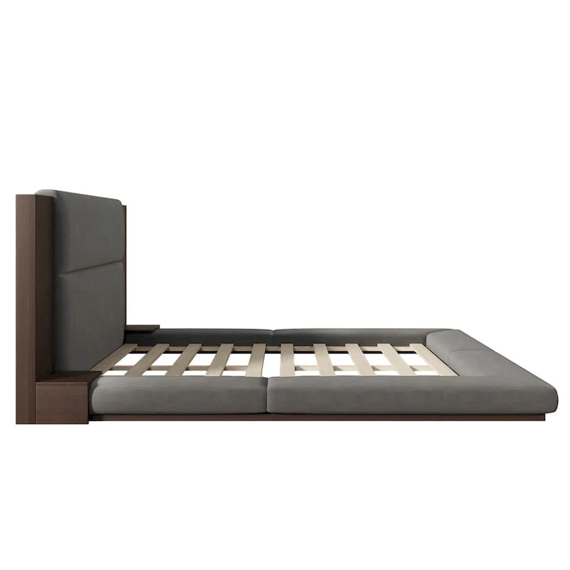 Lit rembourré King Gray Floor à profil bas avec tête de lit en bois étendue, étagères de chevet intégrées