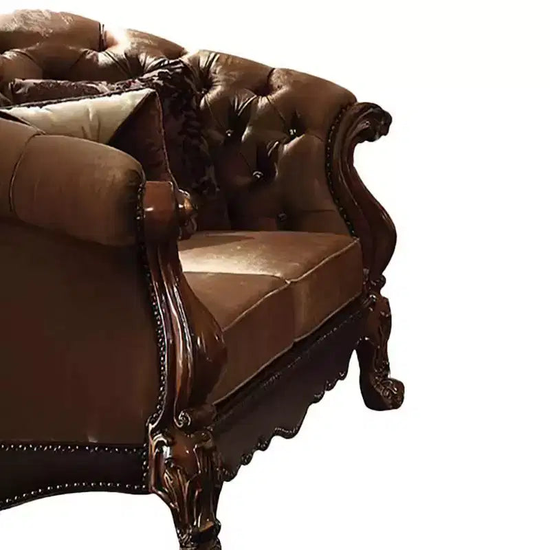 Canapé deux places en velours brun doré avec finition chêne cerisier et 5 coussins décoratifs