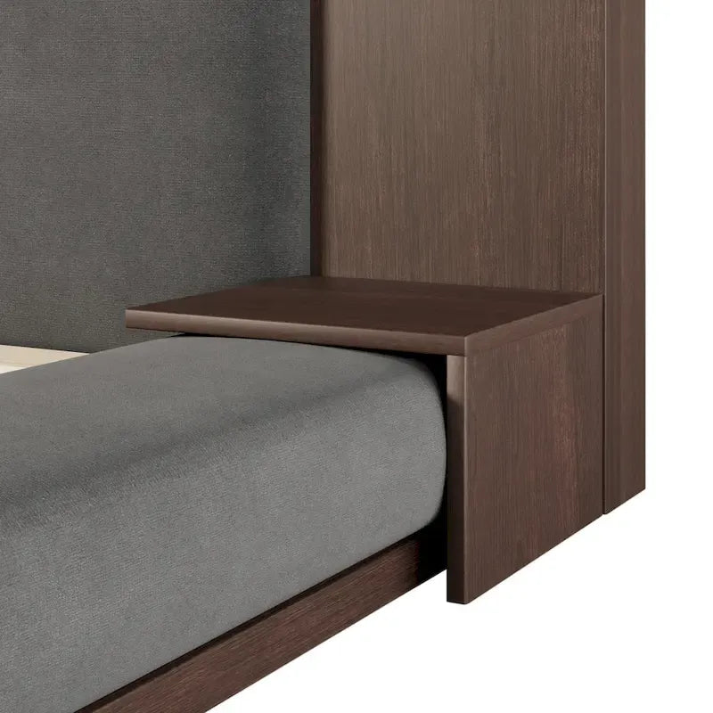 Lit rembourré King Gray Floor à profil bas avec tête de lit en bois étendue, étagères de chevet intégrées