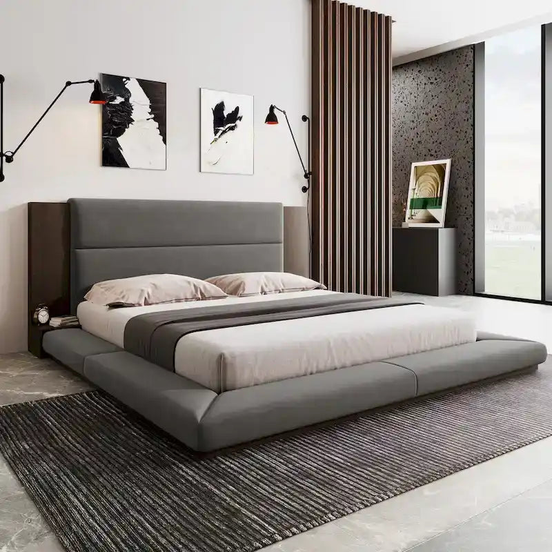 Lit rembourré King Gray Floor à profil bas avec tête de lit en bois étendue, étagères de chevet intégrées