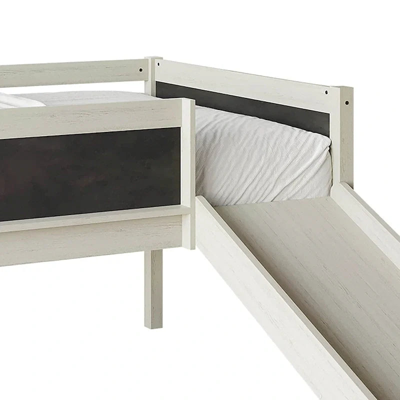 Lit mezzanine bas classique double CraftPorch avec tableau noir, toboggan et échelle