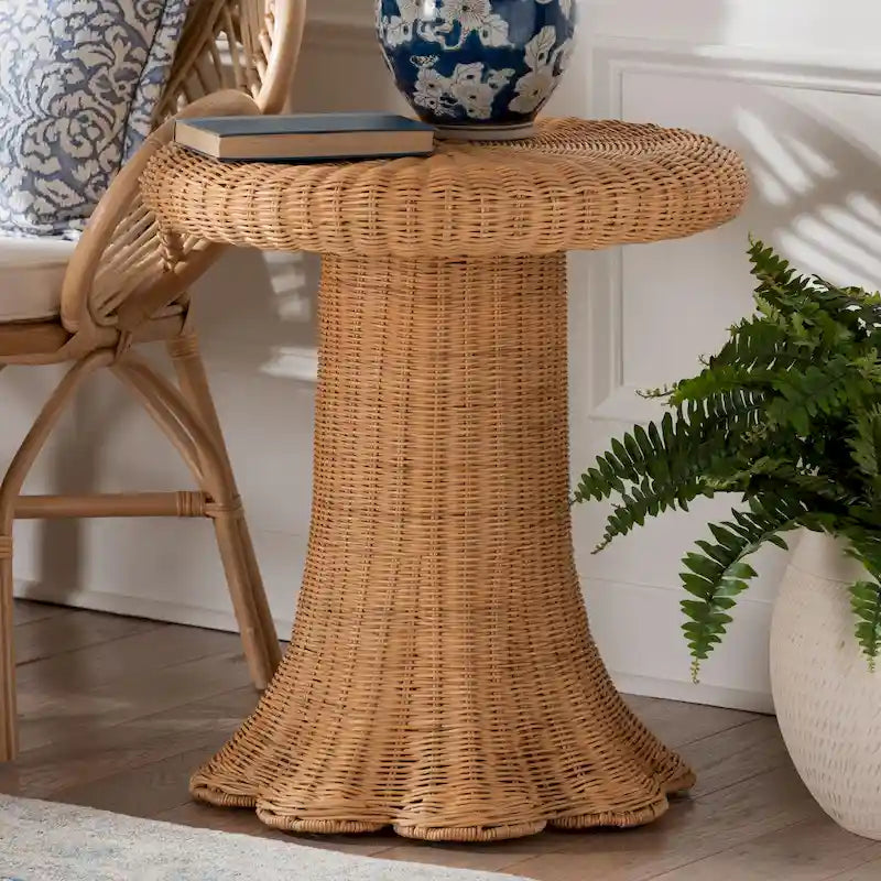 Table d'appoint Avalon en rotin naturel - Table en osier tressé à la main avec base à jupe, style côtier pour salon ou couloir