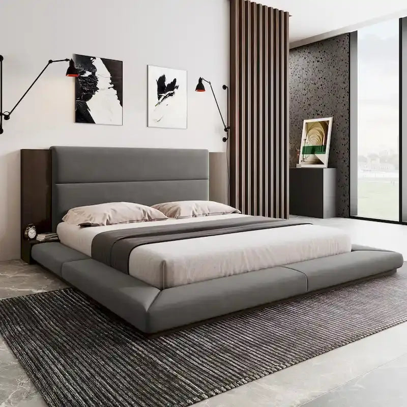 Lit rembourré King Gray Floor à profil bas avec tête de lit en bois étendue, étagères de chevet intégrées