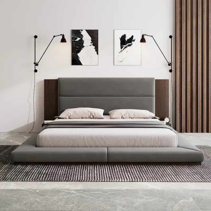 Lit rembourré King Gray Floor à profil bas avec tête de lit en bois étendue, étagères de chevet intégrées
