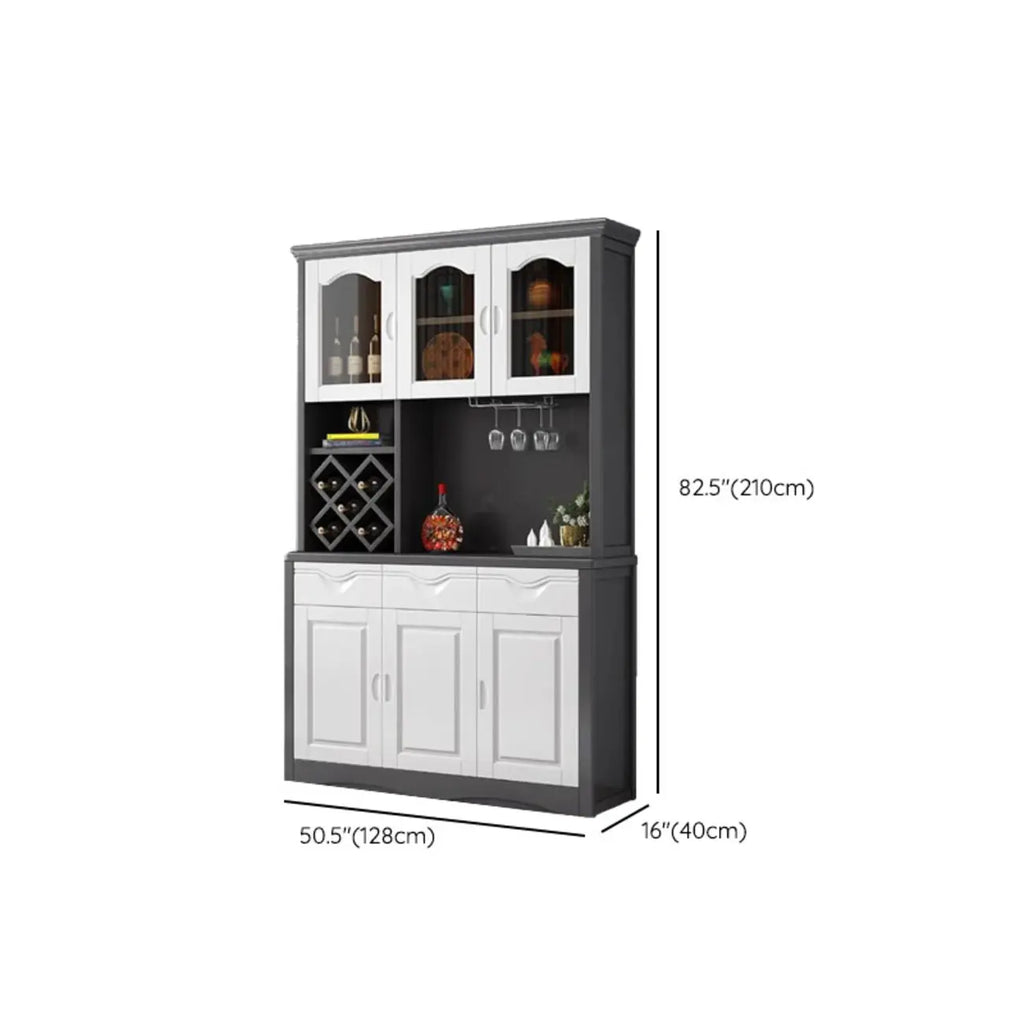 Buffet de cuisine en bois blanc avec casier à vin intégré