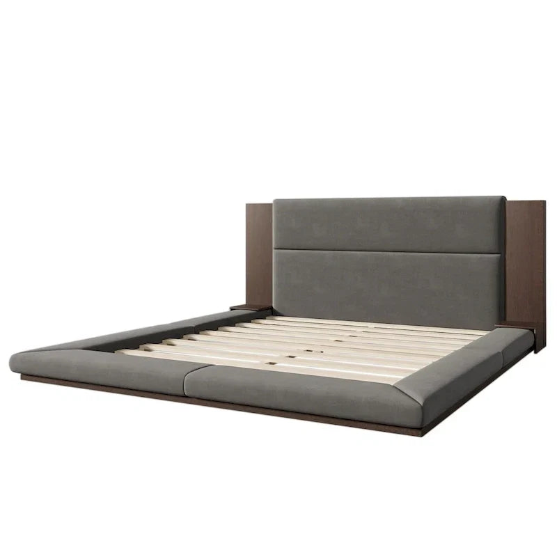 Lit rembourré King Gray Floor à profil bas avec tête de lit en bois étendue, étagères de chevet intégrées