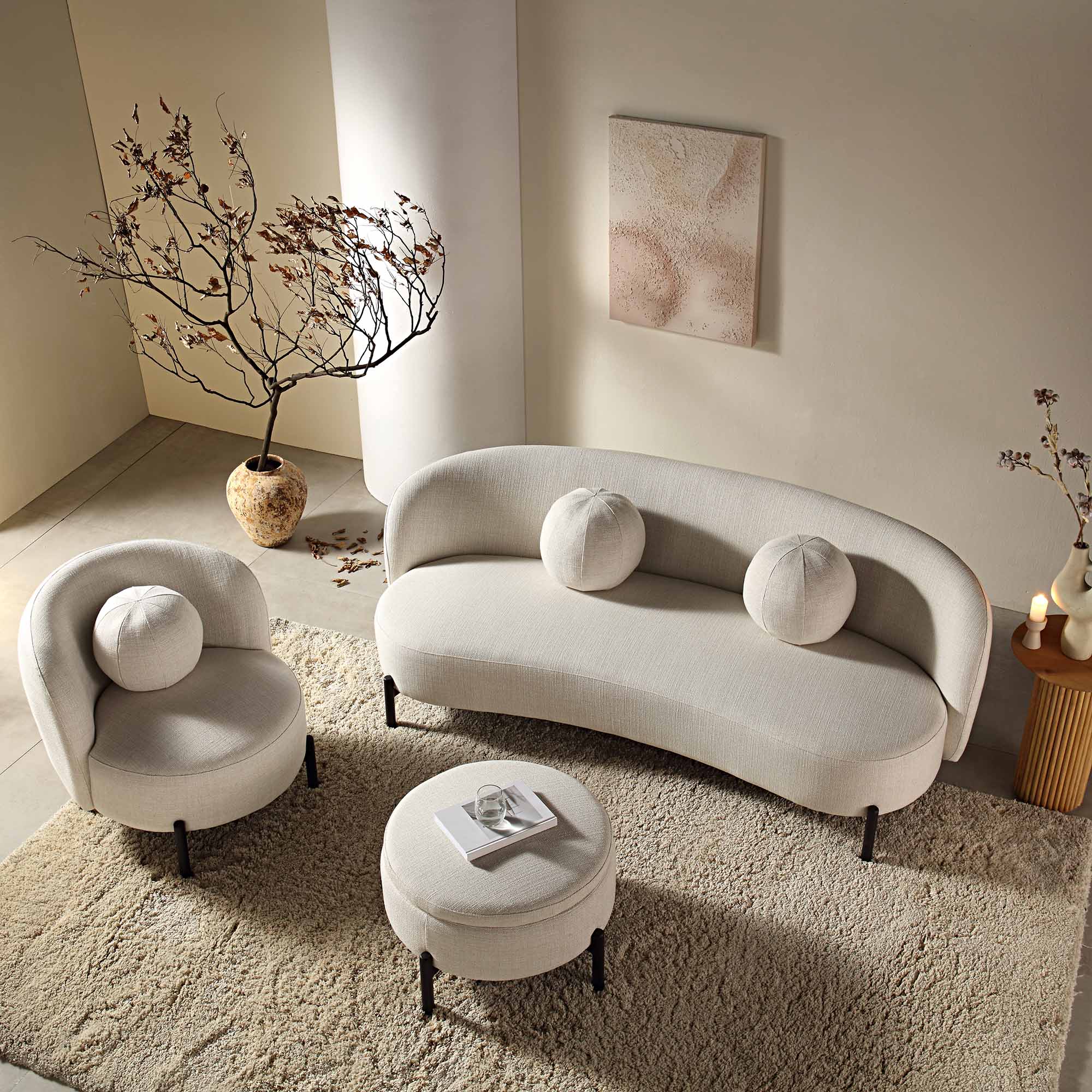 Canapé incurvé 3 places avec coussins boules, mélange de lin beige