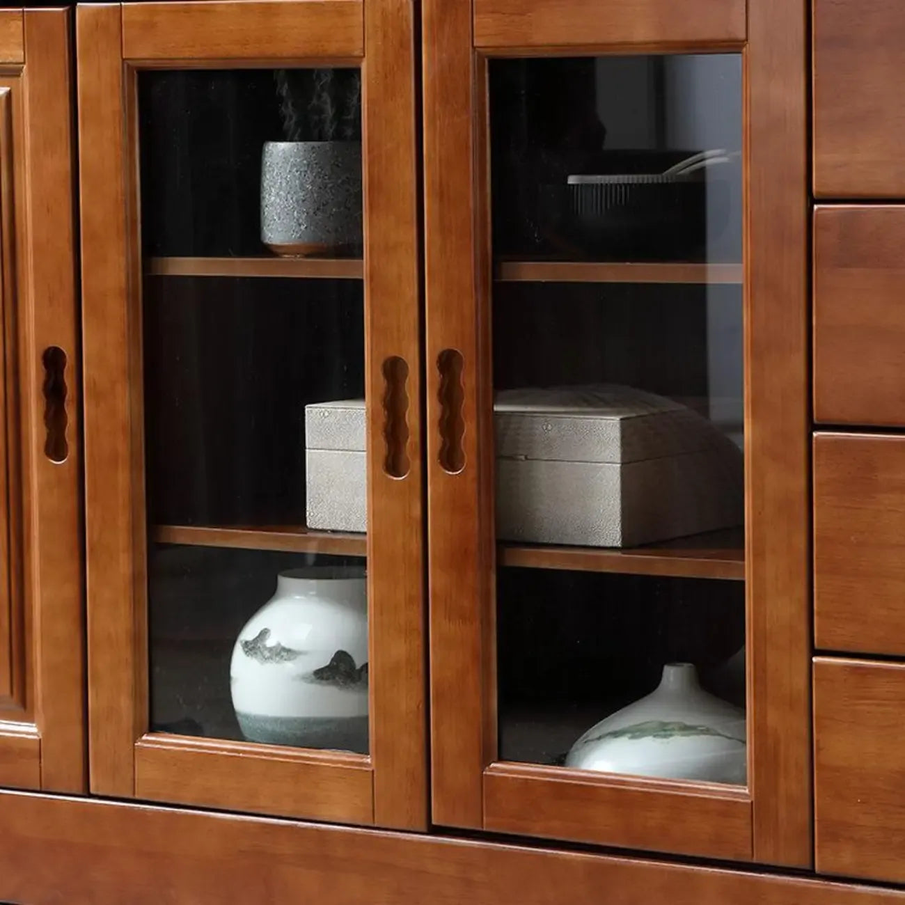 Buffet de cuisine en bois blanc avec casier à vin intégré