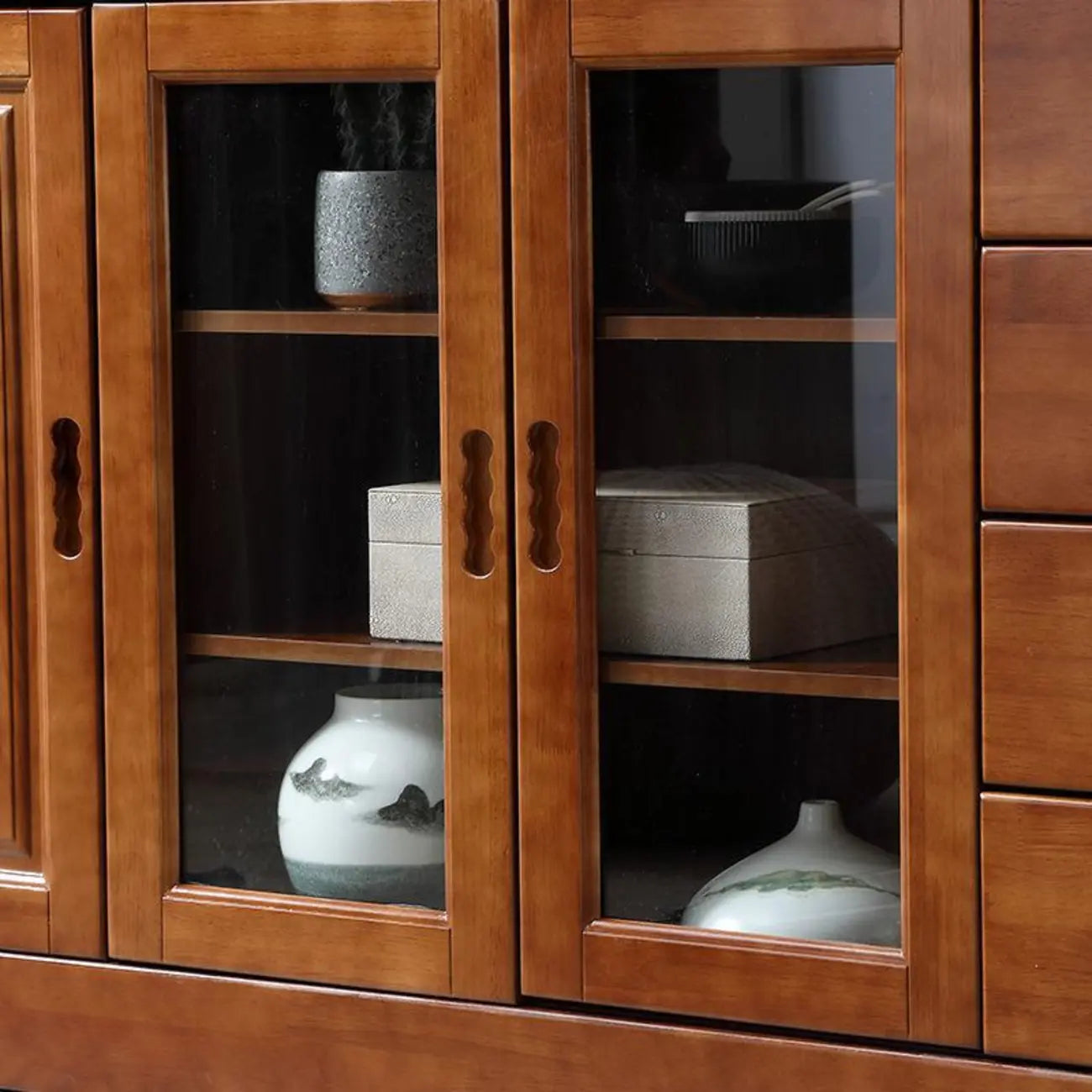 Buffet de cuisine en bois blanc avec casier à vin intégré