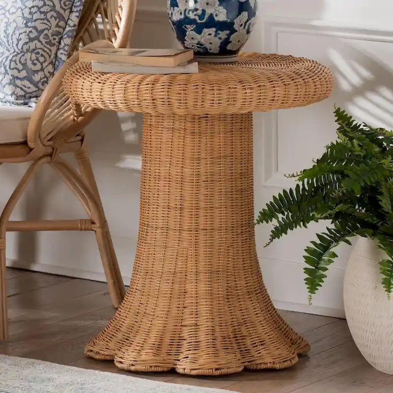 Table d'appoint Avalon en rotin naturel - Table en osier tressé à la main avec base à jupe, style côtier pour salon ou couloir