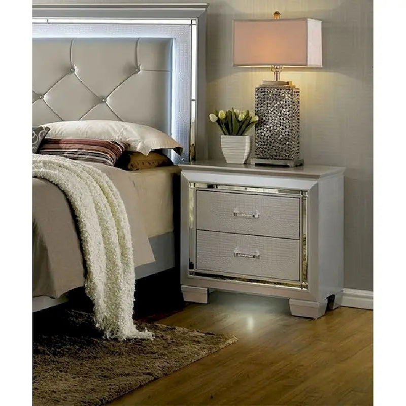1 table de chevet argentée, table de nuit, lumière DEL